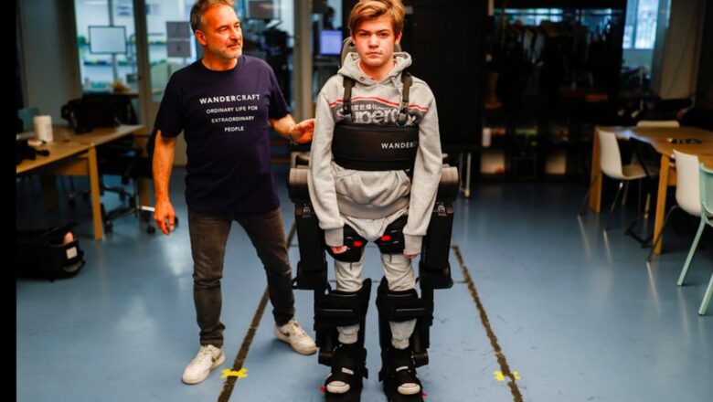 Отец создал для сына с инвалидностью экзоскелет, который позволяет ему ходить