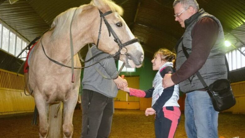 Лошадь человеку крылья: как иппотерапия помогает детям с серьезными нарушениями здоровья