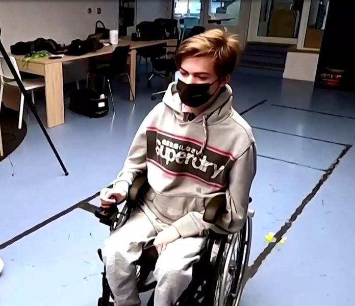 16-летний житель Парижа — Оскар Констанца страдает от генетического неврологического заболевания, которое приковало его к инвалидному креслу. © кадр из видео