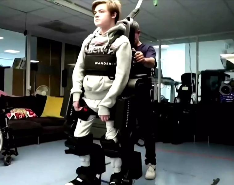 Экзоскелет крепится к плечам, груди, талии, коленям и ступням Оскара. © кадр из видео