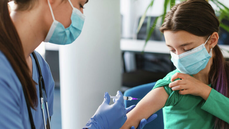 ВОЗ посоветовала воздержаться от всеобщей вакцинации детей, пока не привиты взрослые из группы риска