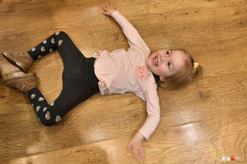 Свободные движения ногами — тоже одно из достижений Лизы и родителей