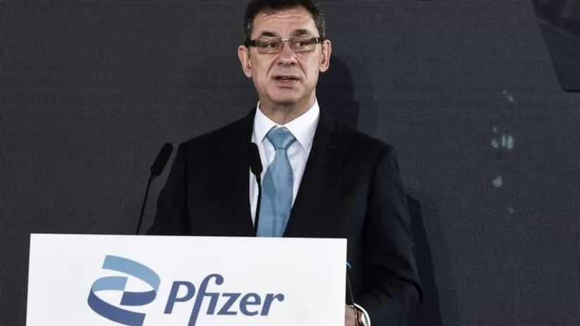 Альберт Бурла на открытии нового центра компании Pfizer в Греции. Он считает, что разработка вакцин от коронавируса далеко не закончилась и что эта пандемия показала, насколько важно вкладывать средства в развитие науки