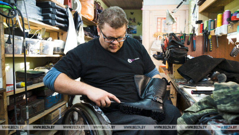 Инвалид-колясочник получил новую профессию и открыл в райцентре мастерскую по ремонту обуви