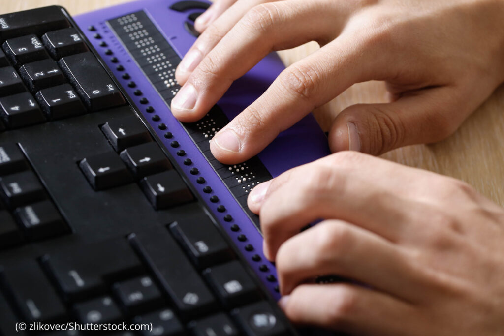 Клавиатуры Брайля позволяют слабовидящим и слепым пользователям использовать компьютерные технологии.(© zlikovec/Shutterstock.com)