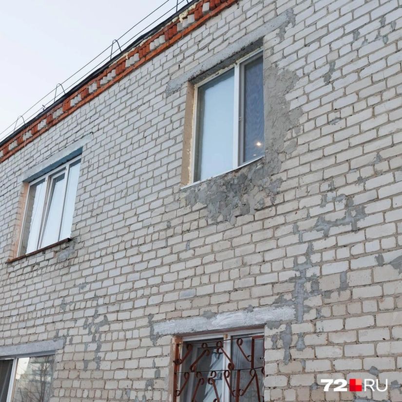 Окна запенили и замазали, чтобы в щелях не гулял ветер